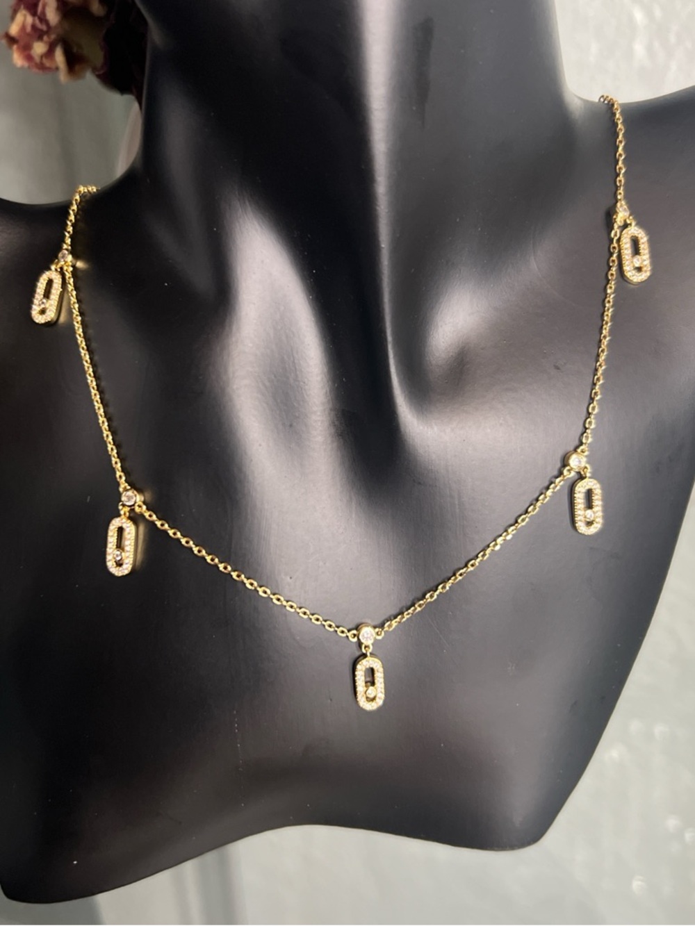 Gold dangle necklace